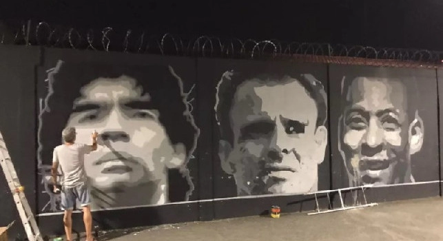 Il Santos celebra Maradona: murales di Diego al centro sportivo accanto al volto di Pel&egrave; [FOTO]
