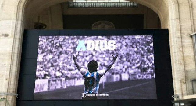 Addio Maradona, Milano celebra Diego: foto da brividi sui maxischermi della Stazione Centrale [FOTO]