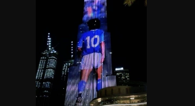 Maradona, straordinario omaggio a Dubai: immagini di Diego su una facciata del Burj Khalifa! [FOTO]