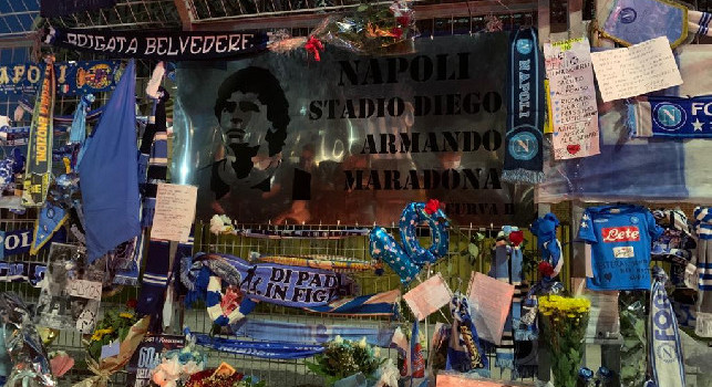Il Comune di Napoli rimuove gli omaggi per Maradona al San Paolo: individuata all'interno dello stadio l'area per conservare tutte le dimostrazioni d'affetto dei tifosi azzurri