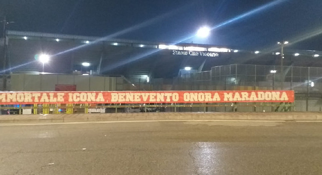 Immortale icona, Benevento onora Maradona, striscione per Diego allo stadio Vigorito [FOTO]