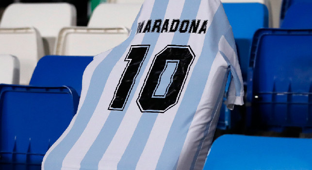 Il Real omaggia Maradona: al Di Stefano maglia gigante [FOTO]