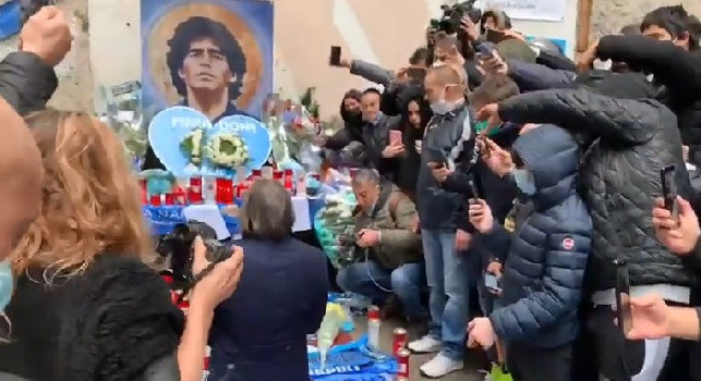 Roma, Bruno Conti omaggia Maradona ai Quartieri Spagnoli con una corona di fiori [VIDEO]