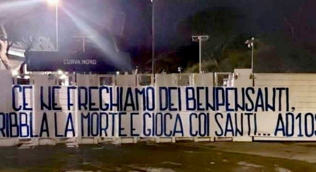 Ricordo Maradona, tifosi Lazio da brividi: Ce ne freghiamo dei benpensanti, ora dribbla la morte e gioca coi santi...AD10S! [FOTO]
