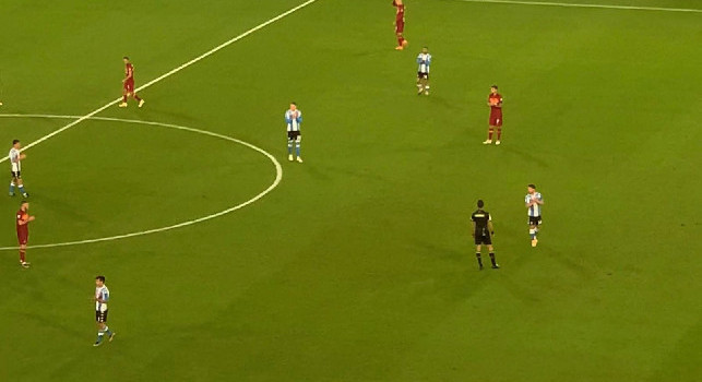 Napoli-Roma, si ferma il gioco al decimo minuto in ricordo di Maradona: l'applauso dei calciatori [FOTO]