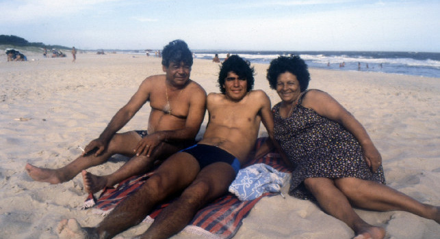 Maradona e i suoi genitori, Don Diego e Dona Tota