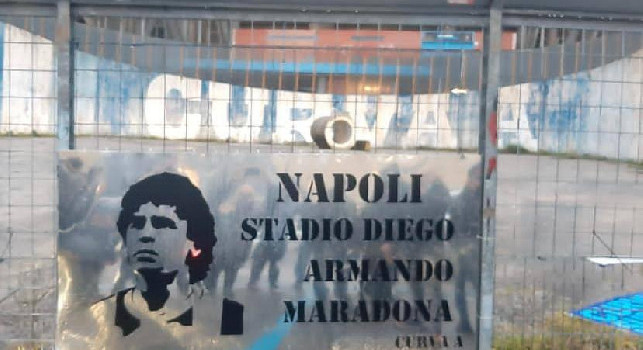 Curva A e Curva B adesso hanno la stessa targa in onore di Maradona [FOTO]