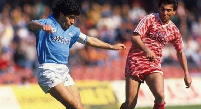 Fece crollare un pezzo di curva, Maiellaro ricorda Maradona: In un Napoli-Bari non si capacitava come non fossi io il rigorista! La battuta all'ennesimo fallo di Terracenere fu geniale [ESCLUSIVA]