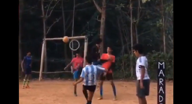 Maradona, splendido omaggio di un bambino indiano di 13 anni: replicata la sua punizione contro la Juventus! [VIDEO]