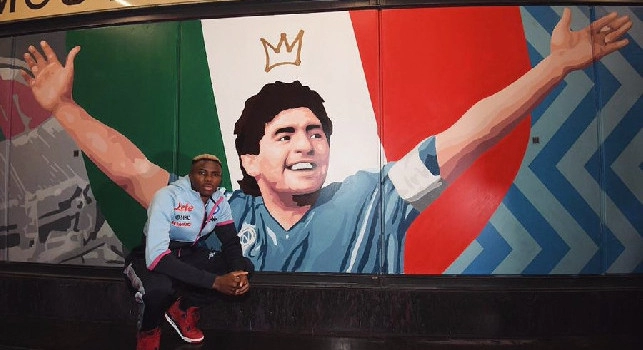 Osimhen omaggia Maradona, il nigeriano posa con il murales di Diego presso la stazione-museo della Cumana [FOTO]