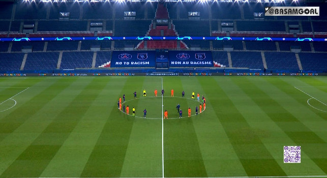 PSG-Basaksehir, squadre e arbitri in campo con la maglia No to racism, in ginocchio e pugno alzato [VIDEO]