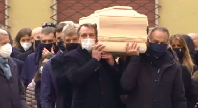 Funerale Paolo Rossi, il figlio Alessandro porta la bara con i campioni dell'82 [FOTO]