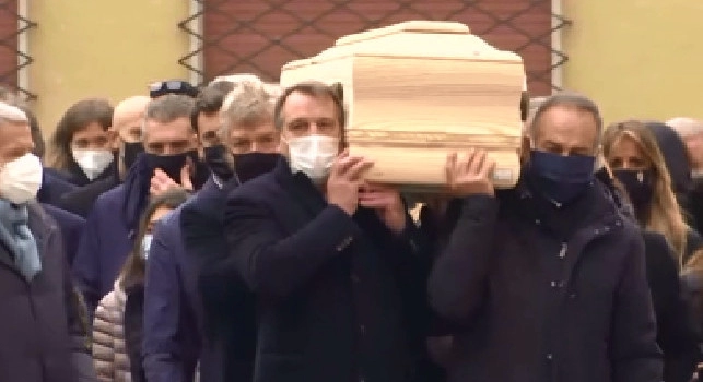 Funerale Paolo Rossi, il figlio Alessandro porta la bara con i campioni dell'82 [FOTO]