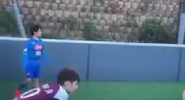 Il figlio di Flavio Briatore ed Elisabetta Gregoraci si diverte giocando a calcetto: gol ed esultanza indossando la maglia del Napoli [VIDEO]