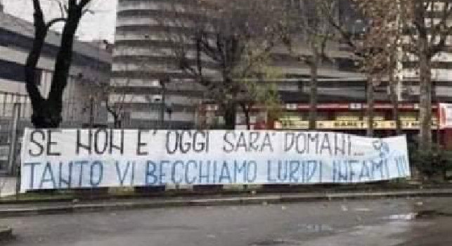 Brutto striscione contro i napoletani esposto all'esterno di San Siro: Se non è oggi sarà domani, tanto vi becchiamo luridi infami [FOTO]