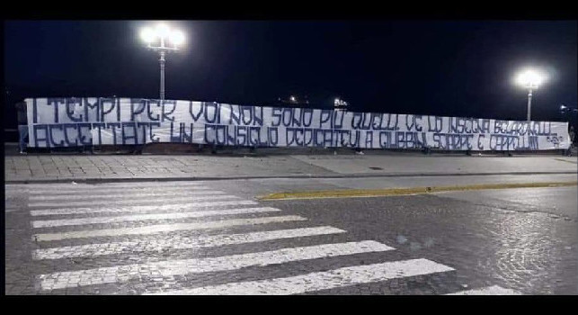 Luridi infami, i tifosi del Napoli rispondono ai nerazzurri: Dedicatevi a giubbini e cappelli! [FOTO]