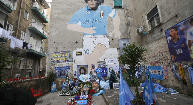 Festa in corso ai Quartieri Spagnoli per il compleanno di Maradona