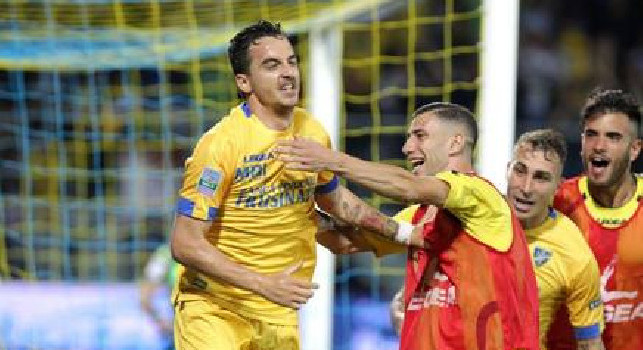 Il Frosinone alza bandiera bianca: 10 calciatori positivi al Coronavirus, chiesto il rinvio della gara col Pisa