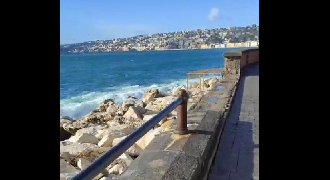 Lungomare di Napoli, danni tremendi dopo la mareggiata di ieri: spariti interi blocchi di cemento [VIDEO]