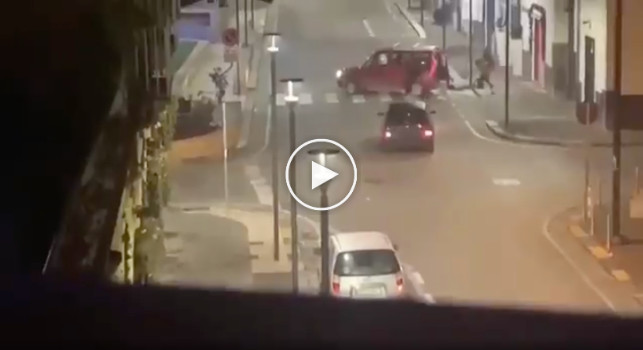 Incredibile furto ad Afragola durante i fuochi di Capodanno: i proprietari del negozio speronano i ladri, ma scappano col bottino! [VIDEO]