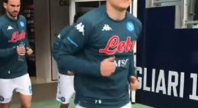 Cagliari-Napoli, l'ingresso in campo per il riscaldamento degli azzurri [VIDEO]