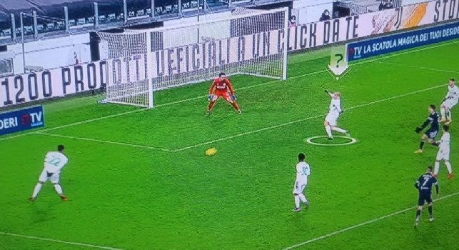 Chiriches si scansa sul gol di Ramsey, scoppia la polemica sui social dopo Juve-Sassuolo