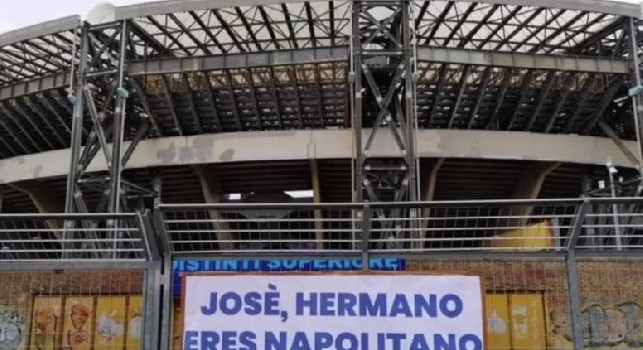 Napoli-Fiorentina, cartellone all'esterno del Maradona per Callejon: Josè, hermano eres napolitano [FOTO]