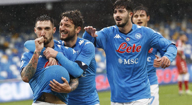 Dal Mertens 'uomo-bandiera' agli elastici sui polpacci degli azzurri: le emozioni di Napoli-Fiorentina 6-0 [FOTOGALLERY CN24]