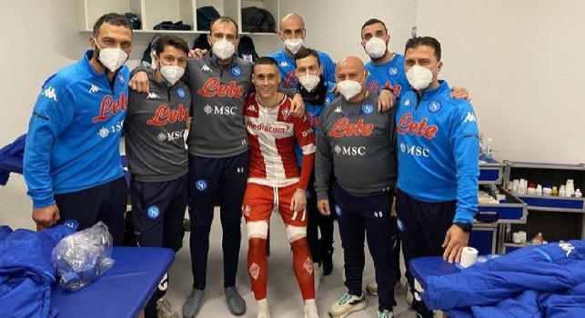 Callejon in posa con lo staff del Napoli negli spogliatoi del Maradona [FOTO]