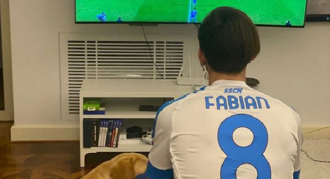 Fabian guarda Juve-Napoli da casa: Oggi sono un tifoso in più e sono in buona compagnia. Un giorno in meno al mio ritorno [FOTO]