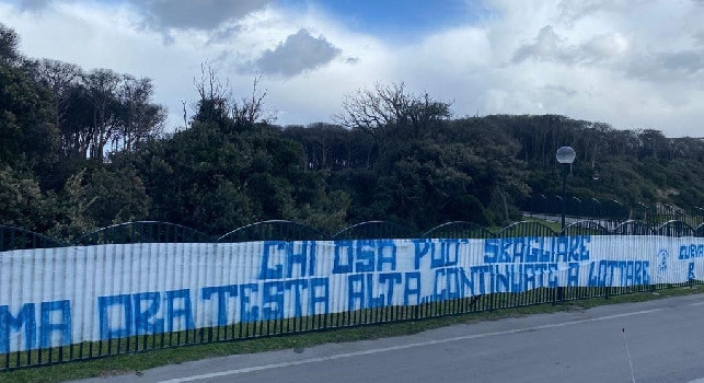 Curva B, striscione degli Ultras a Castel Volturno: Chi osa pu&ograve; sbagliare. Ora testa alta: continuate a lottare [FOTO]