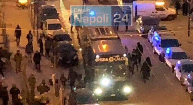 Napoli-Spezia, il pullman della formazione ligure è arrivato a Palazzo Caracciolo [FOTO]