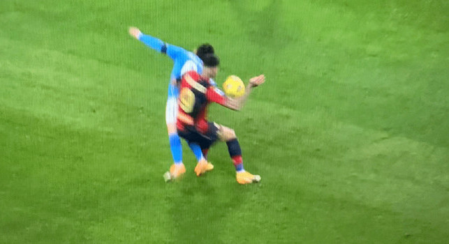 Proteste Napoli, contatto in area tra Scamacca e Mario Rui: l'arbitro non concede il penalty e ammonisce il portoghese! [VIDEO]