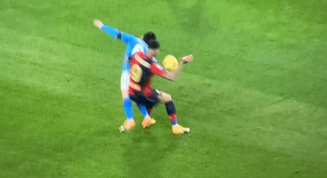 Proteste Napoli, contatto in area tra Scamacca e Mario Rui: l'arbitro non concede il penalty e ammonisce il portoghese! [VIDEO]