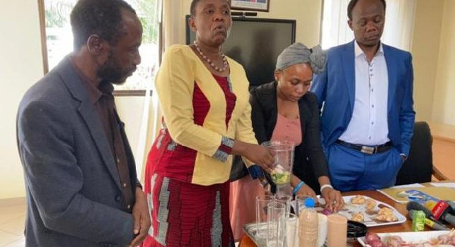 Zenzero, erbe, vapore: la ricetta negazionista del presidente no vax in Tanzania