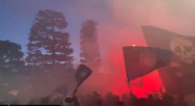 Atalanta-Napoli, tifosi bergamaschi a Zingonia tra cori e fumogeni per incitare la squadra [VIDEO]