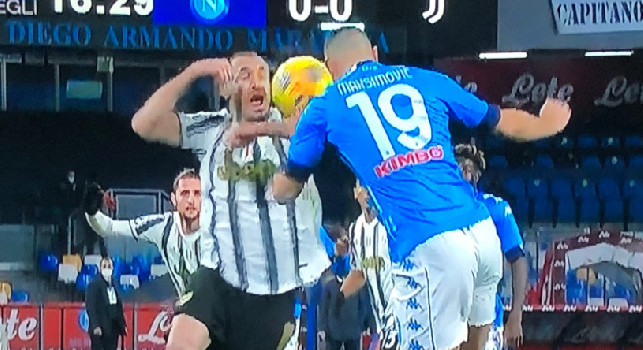 Palmeri attacca: Manca già un rigore al Napoli! Chiellini alza il gomito in maniera innaturale e colpisce il pallone