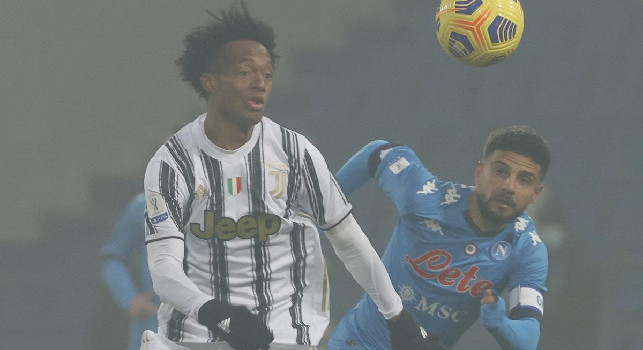 Napoli-Juventus, Lozano beffa Cuadrado che commette fallo e viene ammonito