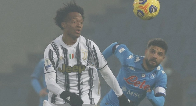Napoli-Juventus, Lozano beffa Cuadrado che commette fallo e viene ammonito