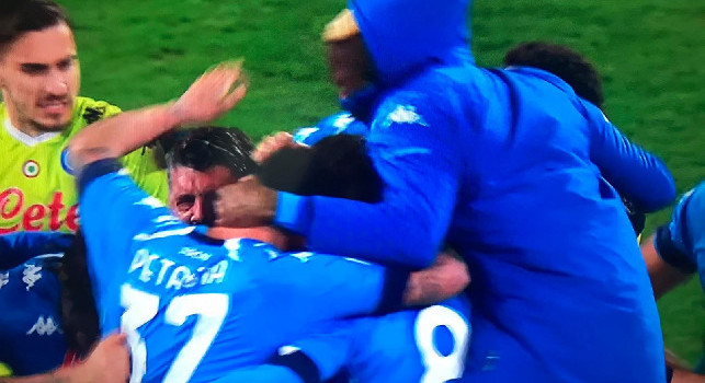 Napoli-Juventus, al fischio finale l'abbraccio di tutta la squadra a Gattuso: gesto da brividi [VIDEO]