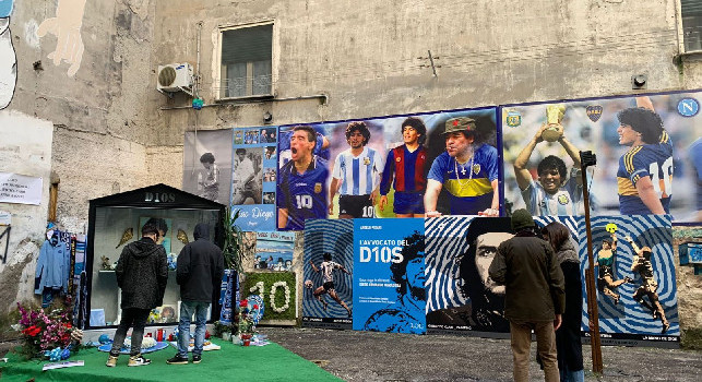 San Valentino si colora d'azzurro per Maradona, dedica speciale ai Quartieri Spagnoli: la lettura del libro-dedica di Pisani [VIDEO]