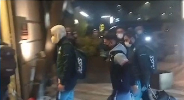 Forza ragazzi, non molliamo!, alcuni tifosi hanno incitato Insigne e compagni nel ritiro di Bergamo [VIDEO]
