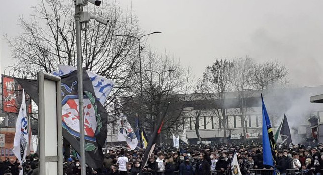 Milan-Inter, clima incandescente a San Siro: assembramenti di tifosi delle due squadre all'esterno dello stadio!