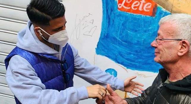 Insigne, visita a Largo Maradona: foto ed autografo davanti al murales in suo onore [FOTO]