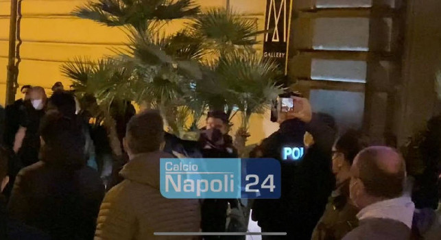 Napoli arrivato in ritiro: Cacciate le palle e sudate la maglia, i tifosi spronano gli azzurri e fanno una richiesta ad Insigne  [FOTO e VIDEO CN24]