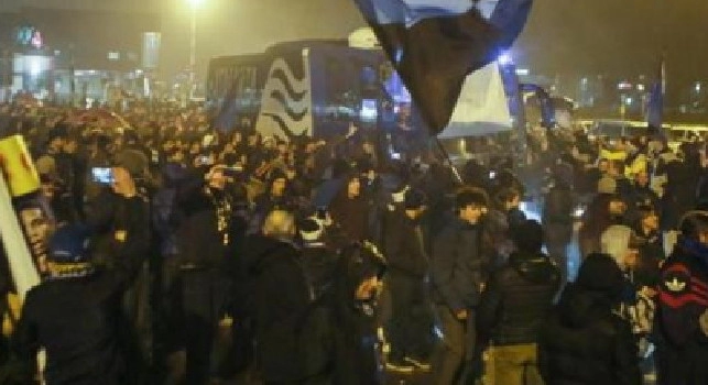 Lettera dell'Ats ignorata dai tifosi dell'Atalanta: Restate a casa per il bene dei vostri cari. Centinai di tifosi assembrati fuori lo stadio [FOTO]