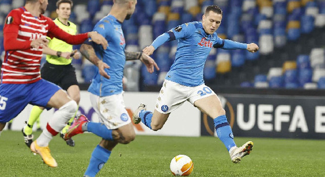 Il suo è il gol più veloce nella storia del Napoli in Europa League, Zielinski uomo dell'illusione: le pagelle dei quotidiani