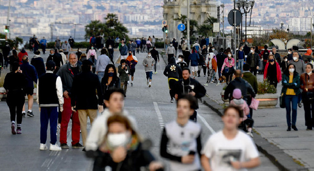 Napoli, assembramenti e movida sul lungomare: ignorati gli appelli di De Luca