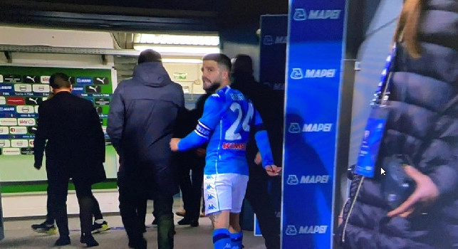 Furia Insigne, calci ai cartelloni uscendo dal Mapei Stadium [VIDEO]