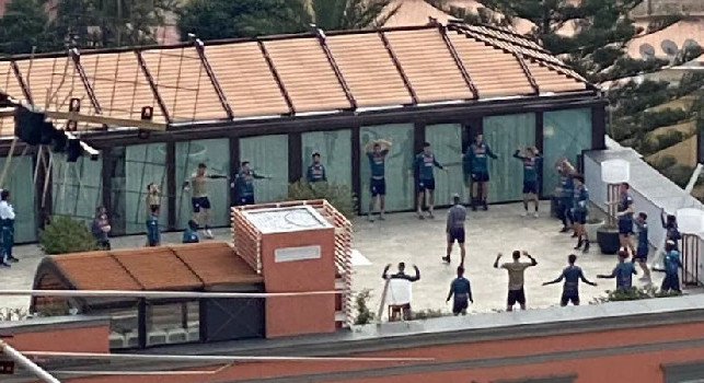 Particolare allenamento per il Napoli, rifinitura sul terrazzo dell'Hotel Britannique per gli azzurri [FOTO]